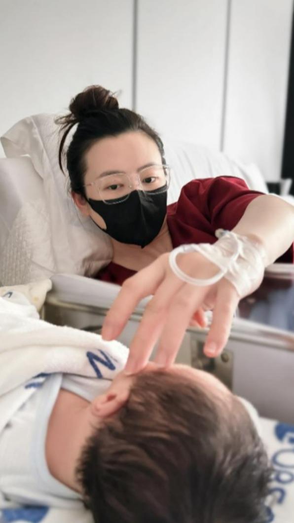 古斌心疼老婆吃全餐。(圖/翻攝自古斌老婆臉書)