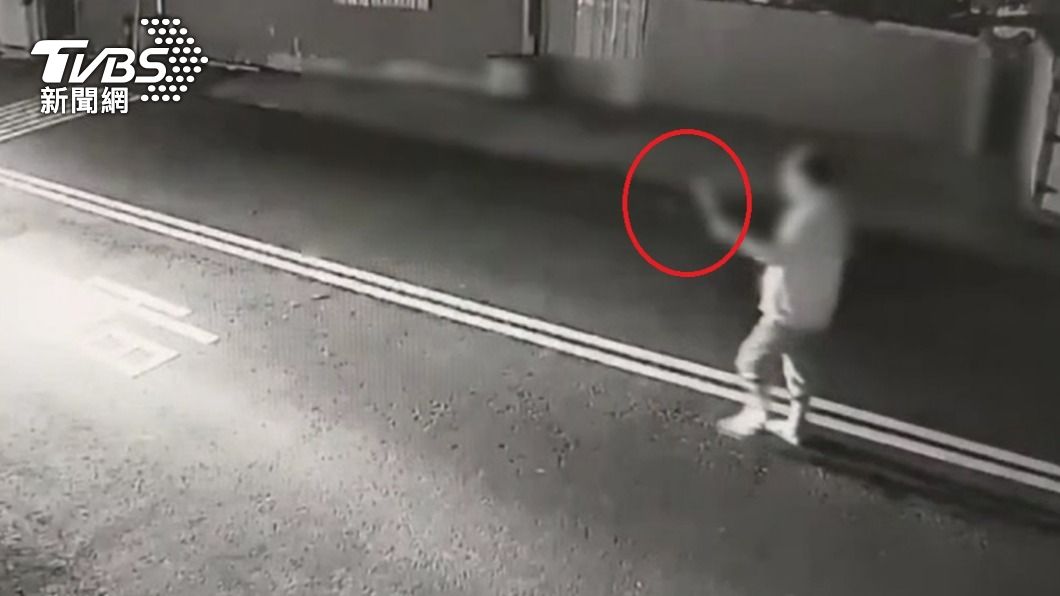 台中鐮刀怪客出沒!揮舞打爆檔風玻璃、儀錶板 7車慘況曝
