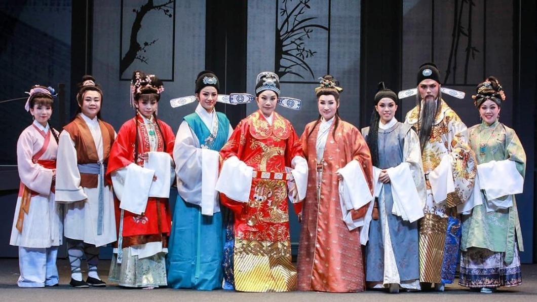 唐美雲和小咪攜手演出歌仔戲。(圖/翻攝自唐美雲臉書)