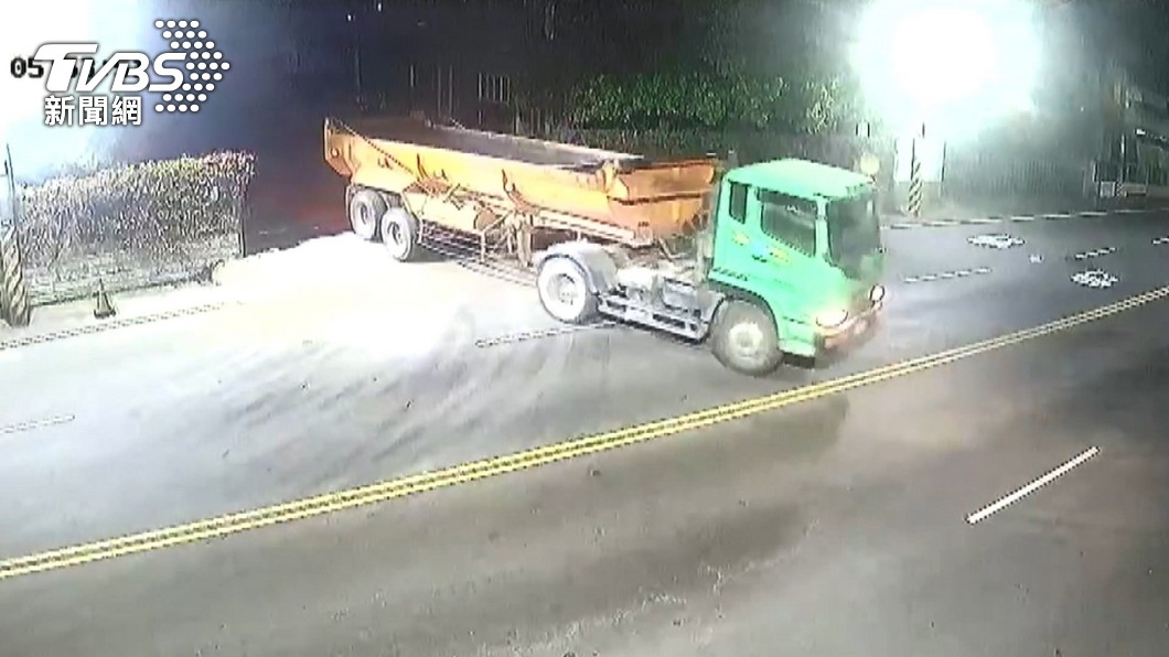 慘劇！　砂石車違規小貨車攔腰撞1死1傷