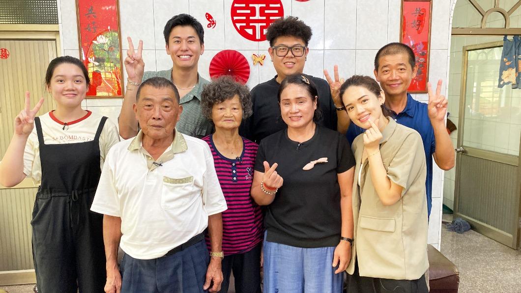 風田(後排左)跟鴿爸王見城一家相見歡。(圖/公共電視提供)