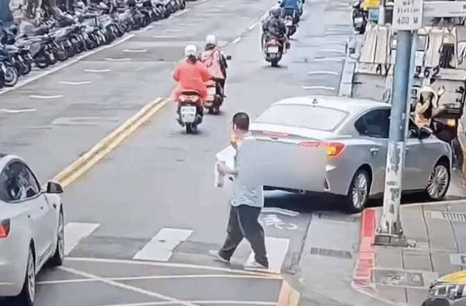 磁磚掉落在馬路上,女騎士閃避不及輾過後導致機車失控自摔。(圖/TVBS)