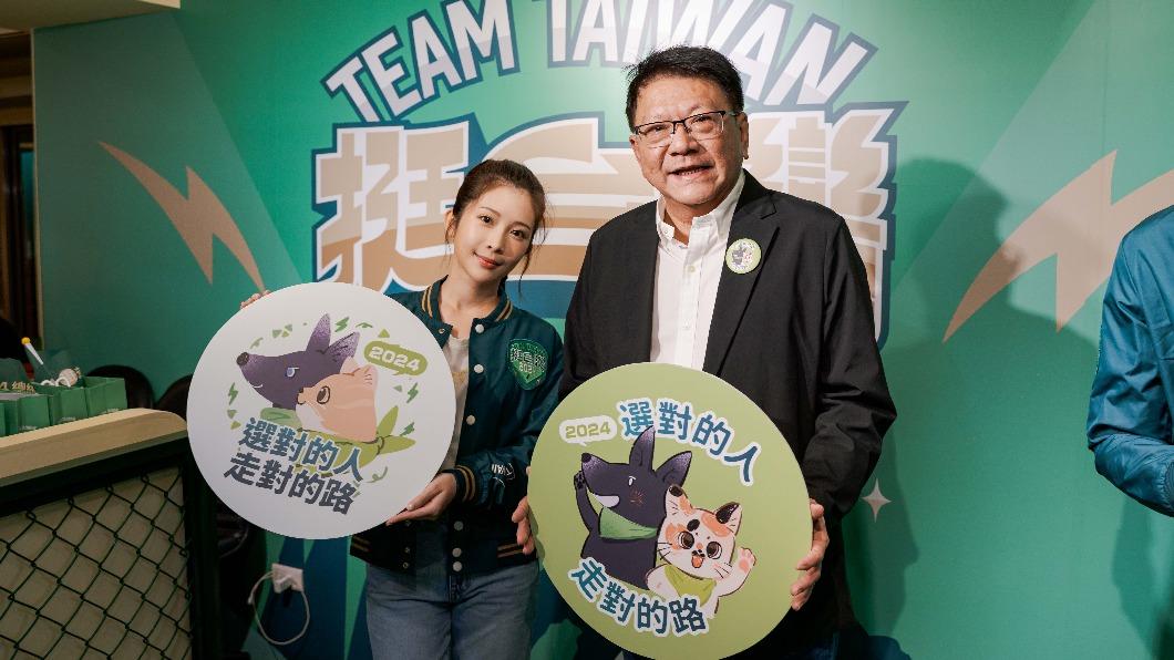 雞排妹鄭家純與潘孟安合照。（圖/賴清德競辦提供）
