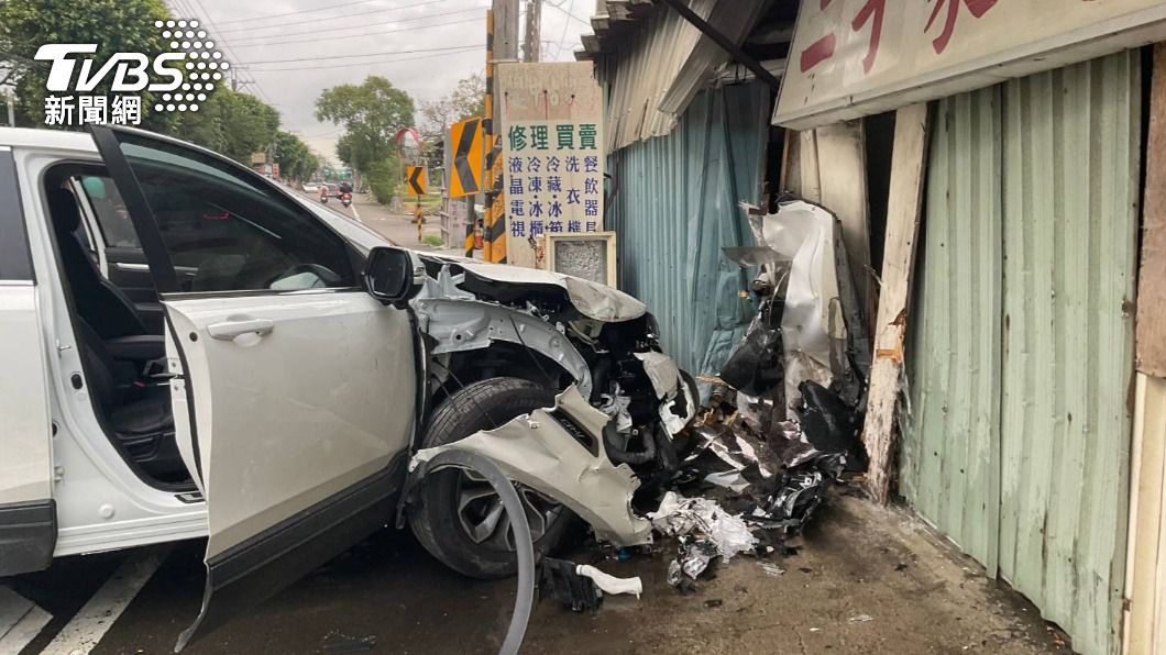 桃園女開車衝撞路邊二手家電行 車頭撞爛打橫佔車道