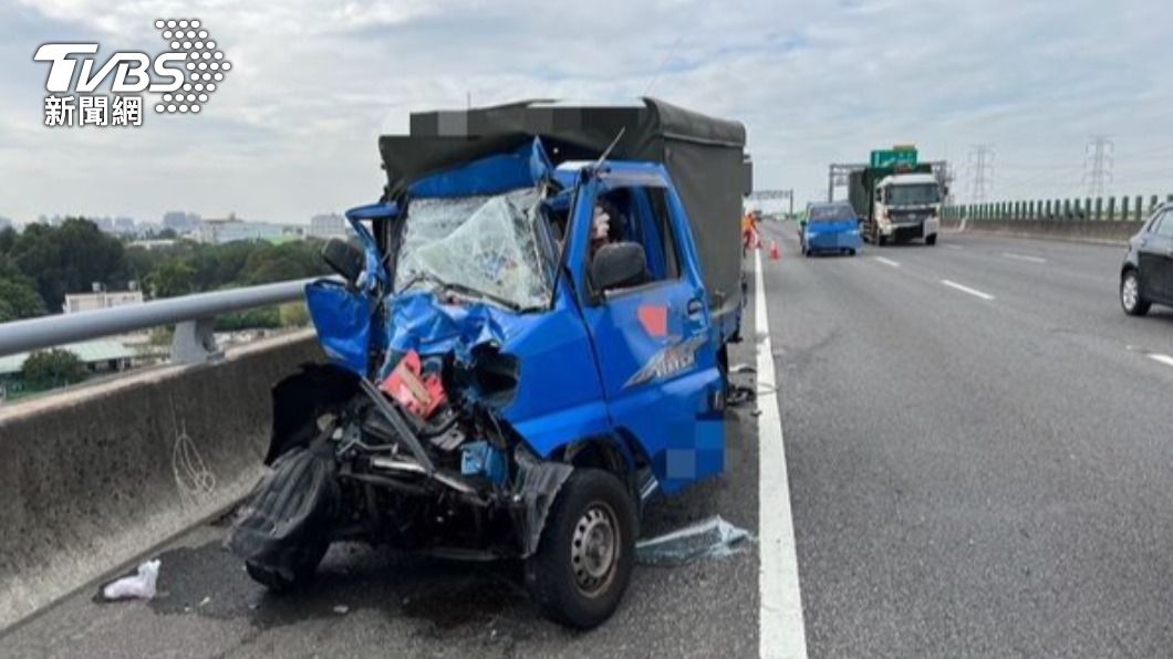 累了嗎?國道3彰化段小貨車追撞路肩清掃車 車頭撞爛全毀