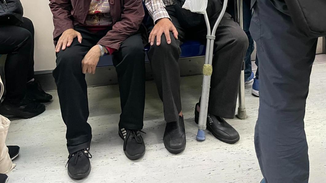 年輕人腳痛坐博愛座!阿伯怒踹逼讓位 下車還嗆:不要臉垃圾
