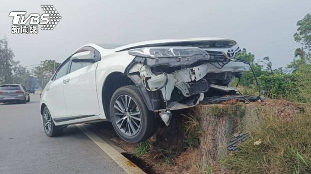 開到睡著？金門男恍神衝撞樹墩車頭全爛　頭部挫傷送醫