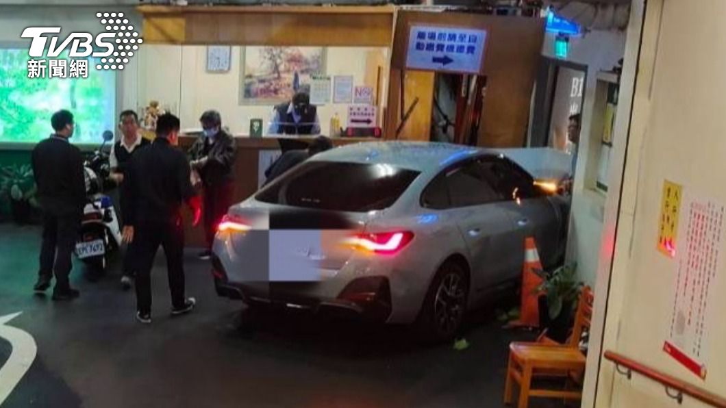 快訊/百萬BMW電動車地下停車場失控 猛撞柵欄車頭凹爛
