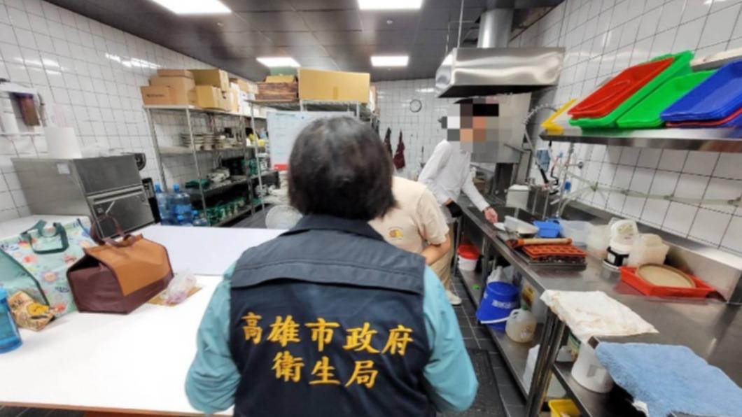 必比登名店出包！查獲逾期食品、辣椒醬超標　衛生局出手了