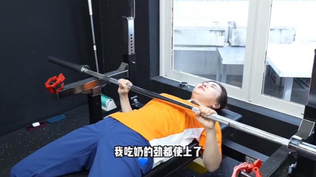 福原愛挑戰槓鈴臥推時,一度面露猙獰。(圖/翻攝自福原愛小紅書)