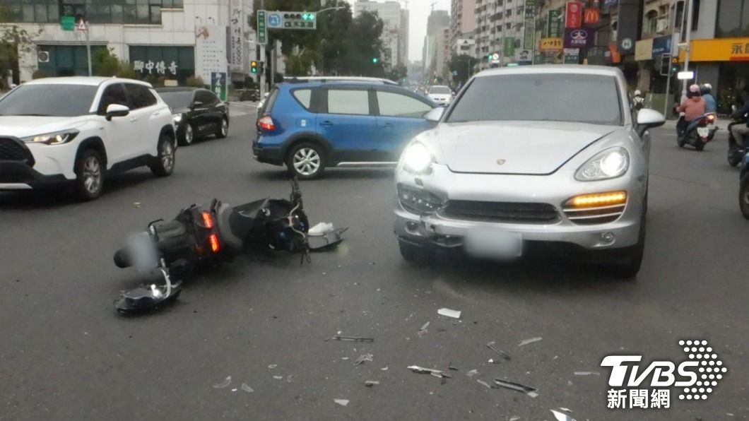 快訊／17歲少年無照騎車還闖紅燈　撞保時捷凱燕氣囊爆開