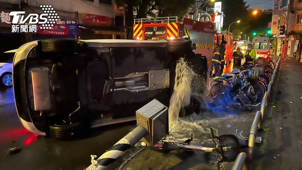 有片/樹林男駕車精神不濟 撞爆變電箱、消防栓側翻