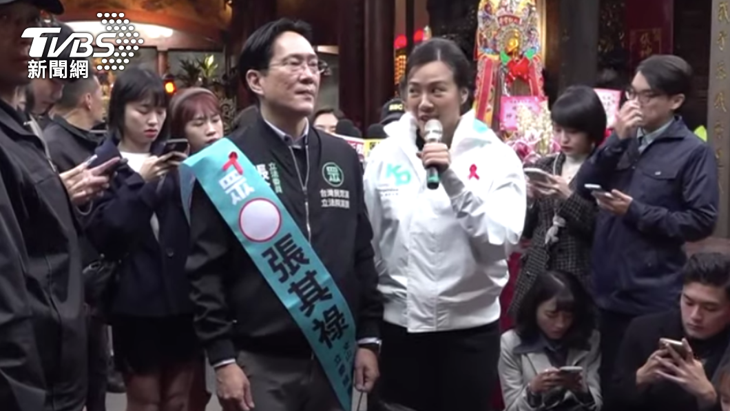 民眾黨副總統參選人吳欣盈今早與民眾黨立委張其祿委員赴景美早市與民眾互動。(圖/TVBS)
