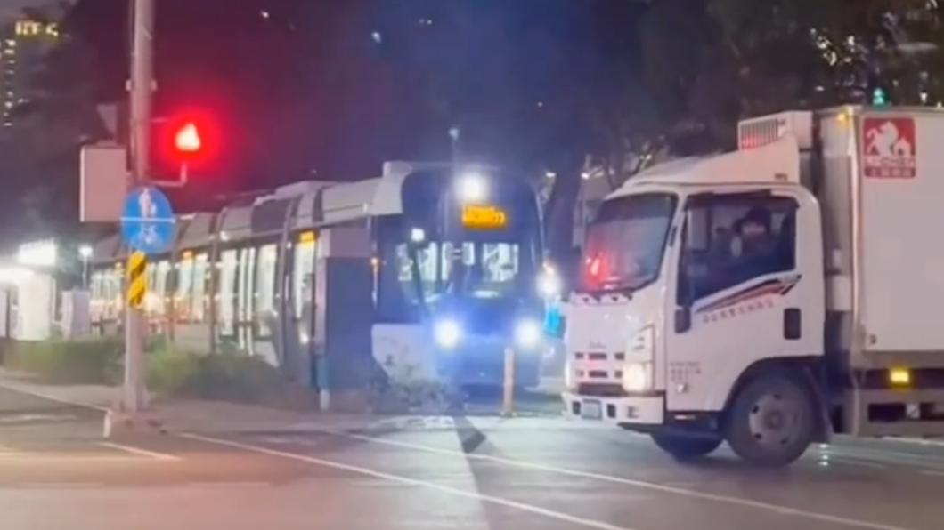 輕軌當停車格!高雄貨車停等紅燈擋輕軌 遭按喇叭也不理