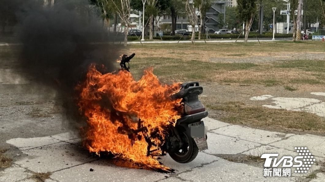 快訊/機車鎖孔冒煙?下一秒高雄公園旁原地自燃 燒剩焦黑骨架