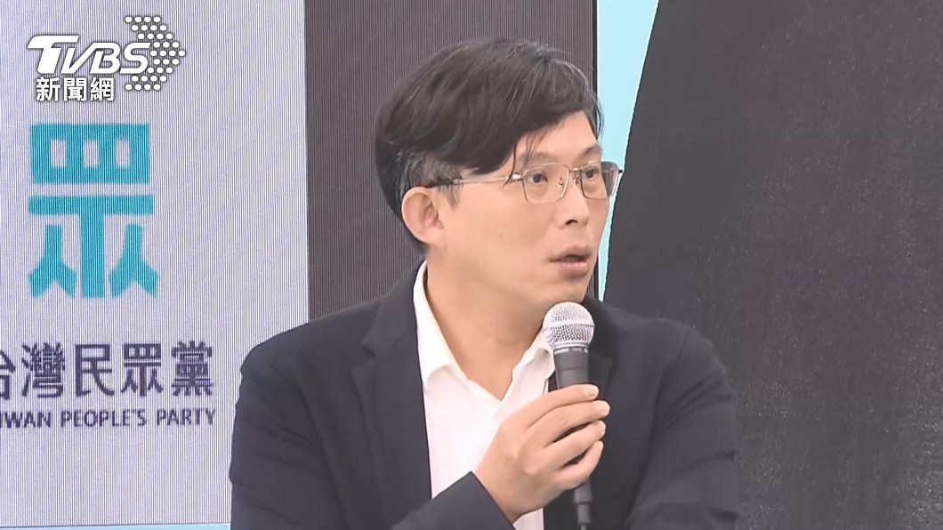 黃國昌1日說明岳父在新北的建案。(圖/TVBS)