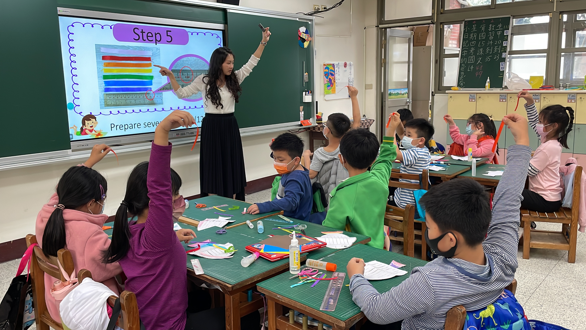 教育局建置雙語教育質量俱升的樂學環境 七成以上公立國中小學推動雙語教育