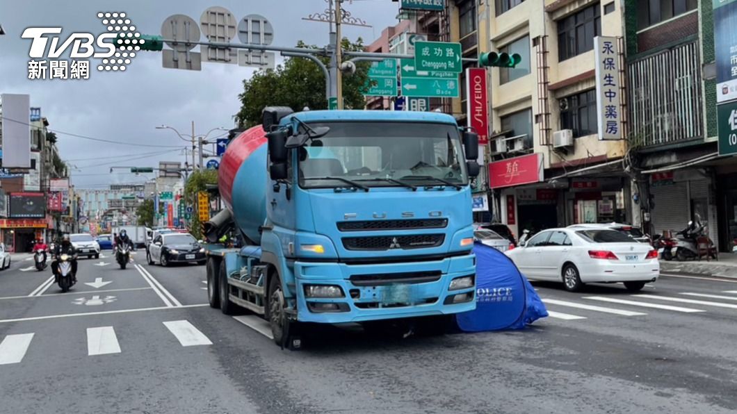 中壢水泥車綠燈起步 8旬婦騎單車闖紅燈遭輾「滿地鮮血」身亡