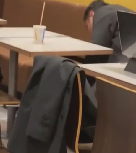 女大生錄下大叔超噁行為。（圖／翻攝自記者爆料網）