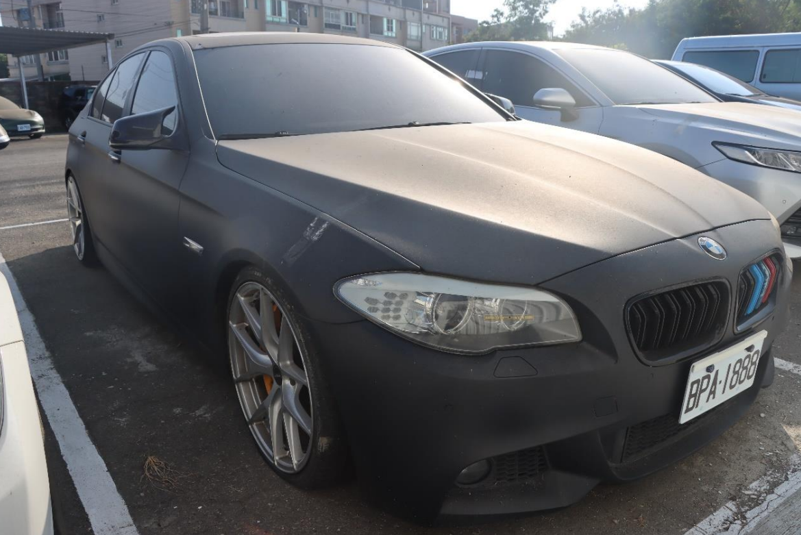 彰化分署本月5日將進行法拍,其中包含4輛轎車,BMW也在內。(圖/彰化分署提供)