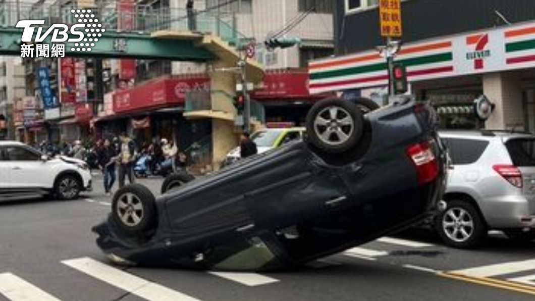 苗栗2車路口未減速互撞 1車翻覆「四輪朝天」躺路中