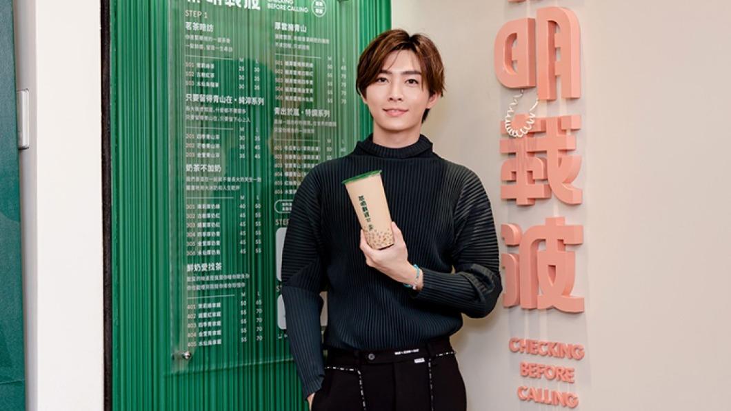 炎亞綸對於手搖飲店歇業,心情似乎相當複雜。(圖/茶明載波提供)
