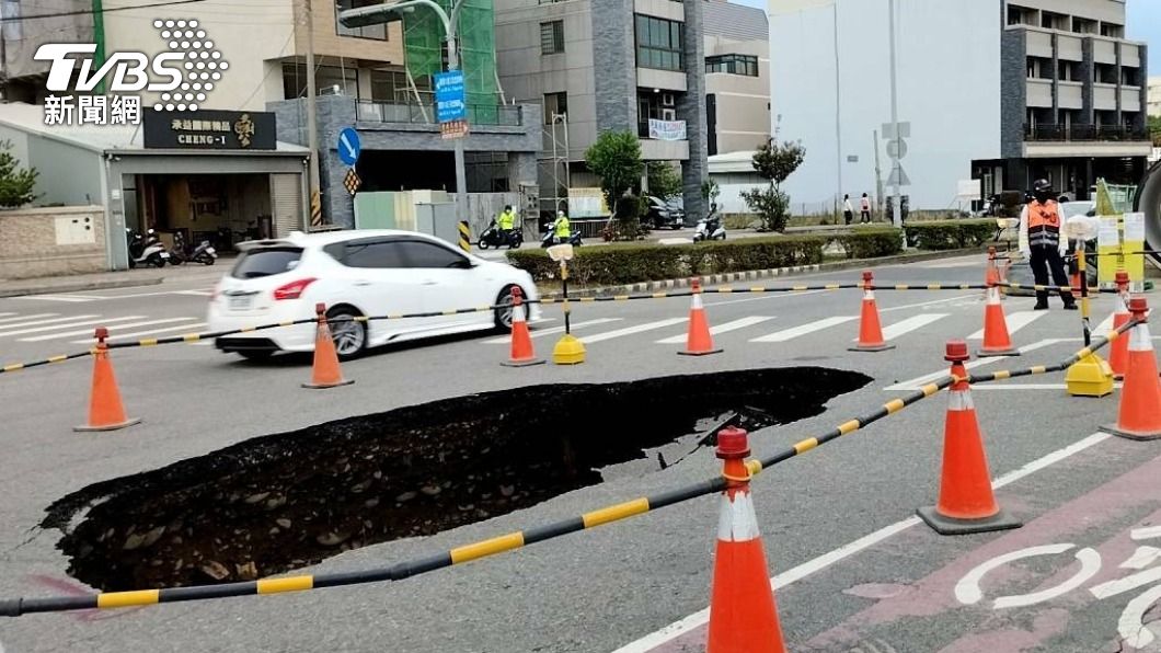 快訊/台中豐原驚見「3公尺大天坑」 疑自來水工程釀禍