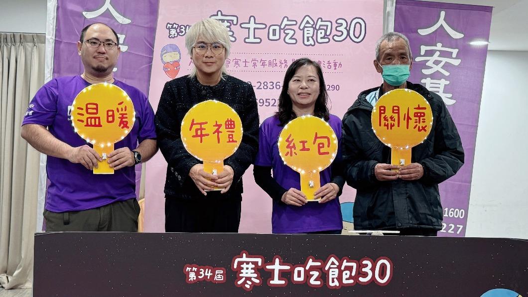 王仁甫(左二)呼籲外界防範詐騙集團。(圖/人安基金會提供)