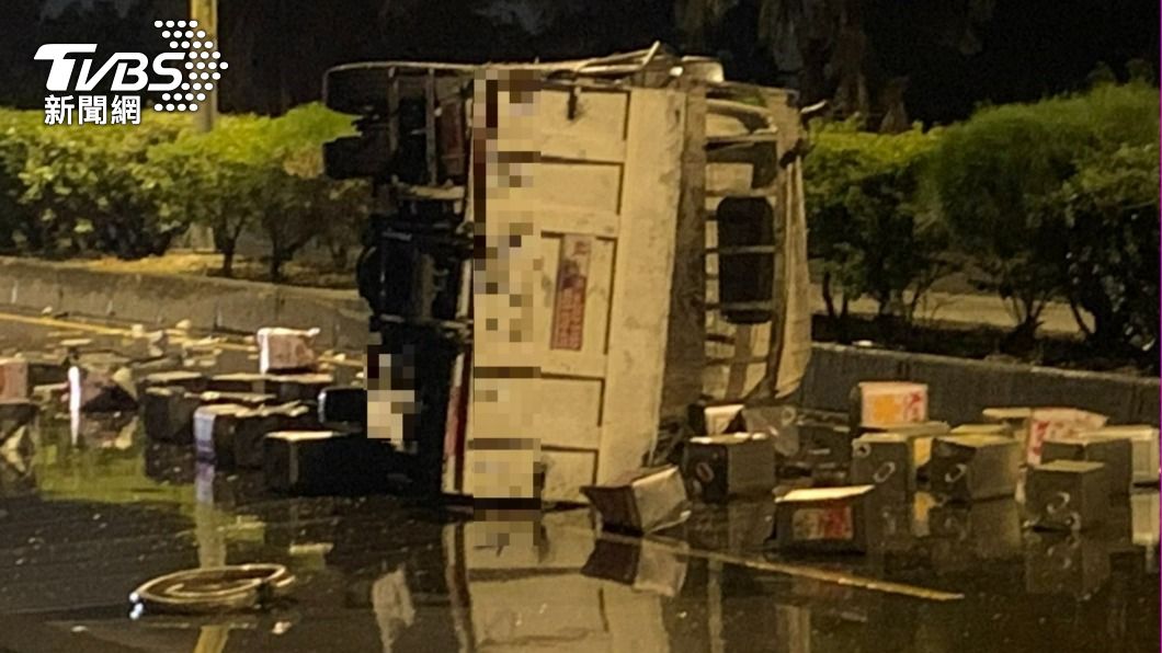 台74小貨車載廢食油翻車　路面油漬如鏡超滑