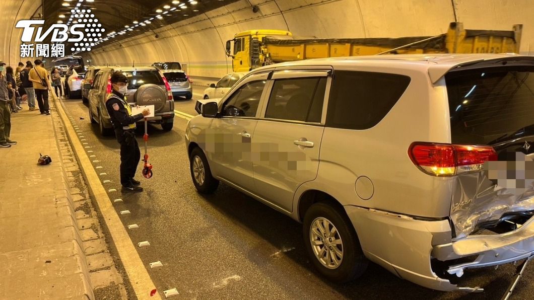 現場多部汽車撞再一起無法動彈,現在車流有回堵的狀況。(圖/TVBS)