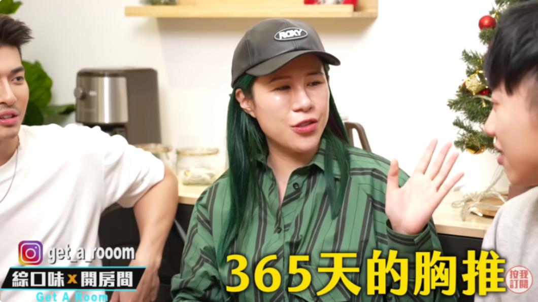 丹妮婊姐分享術後恢復狀況,痠痛纏身的她形容像是做了365天的胸推。(圖/翻攝自綜口味娛樂YouTube)