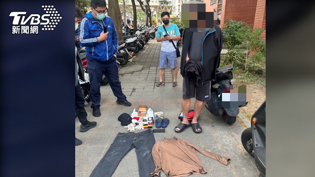 黃男為了不被發現,搜刮車內財物後變裝逃逸。(圖/TVBS)