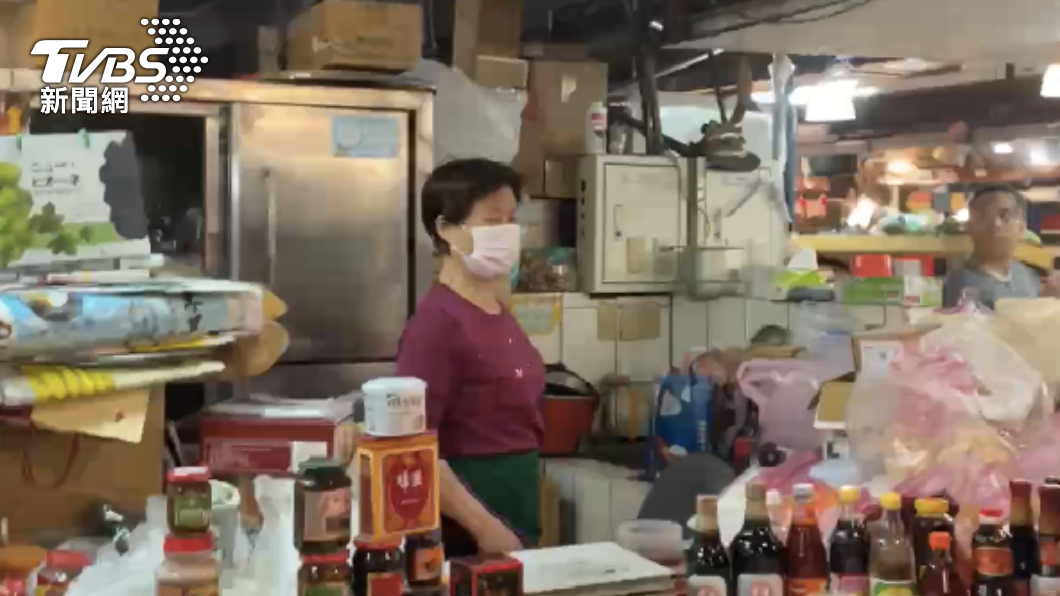 柯文哲市場掃街遭婦人嗆快出去。（圖／TVBS）
