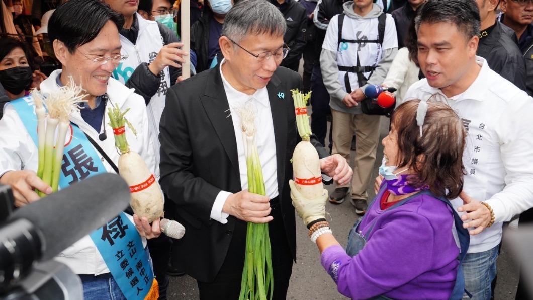柯文哲攜小雞拚陸戰　木新市場掃街遭攤商嗆「快出去」