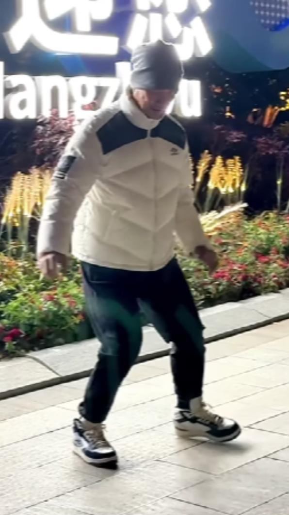 任賢齊公開跳鬼步舞的影片,讓大批網友笑壞。(圖/翻攝自任賢齊IG)