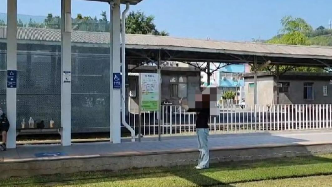 家長看到後並未阻止,自己也違規走上軌道自拍。(圖/翻攝自爆料公社)