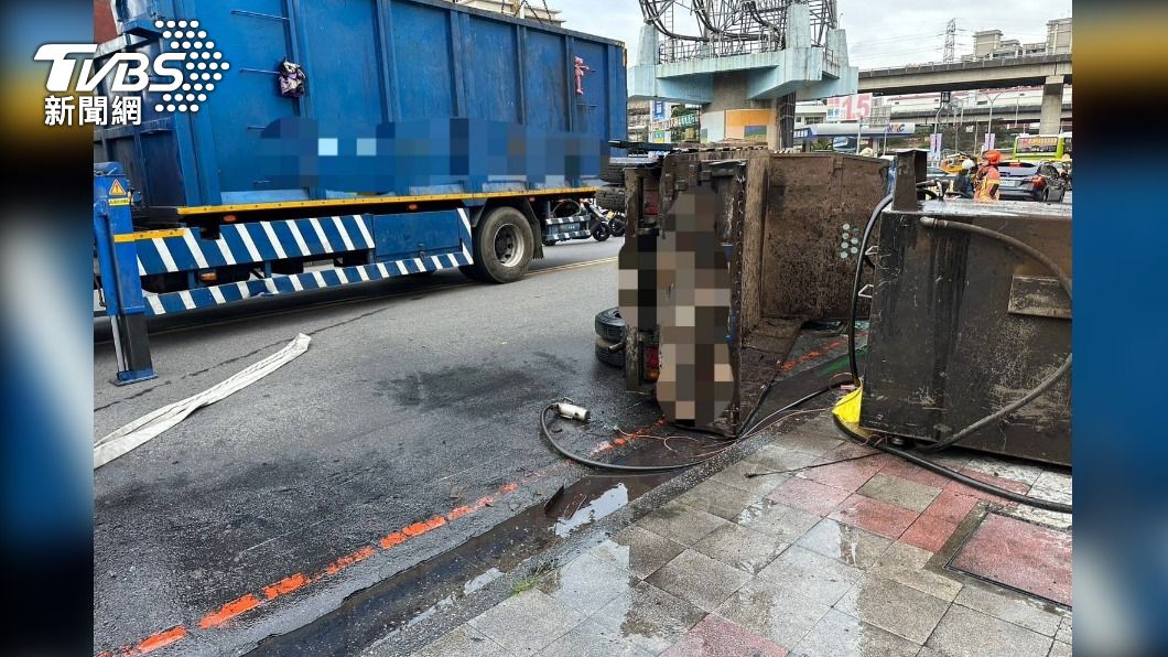 小貨車開上人行道「高低差」翻車 1千公升柴油漏光光