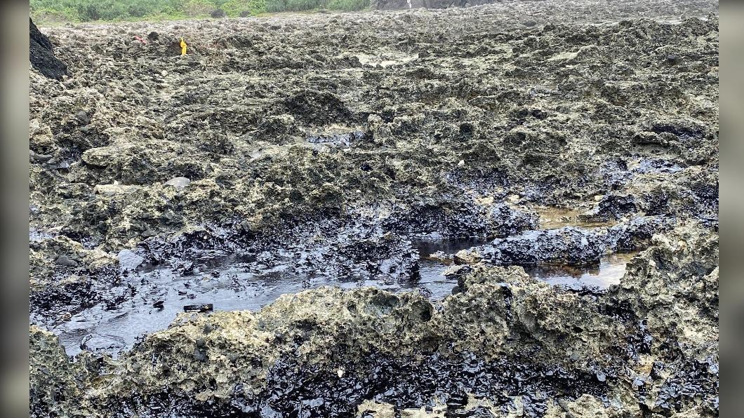 綠島人哭哭　知名景點柚子湖現大量黑色油汙