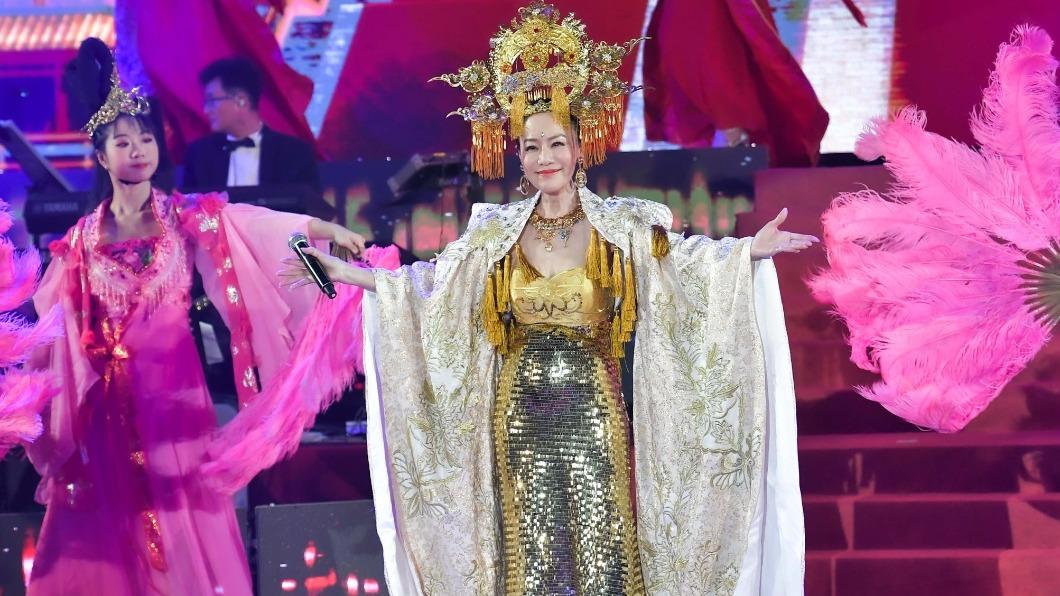 女皇來了！金佩姍飆嗓突喊「唱酬全花光」　曬美胸竟遭抗議