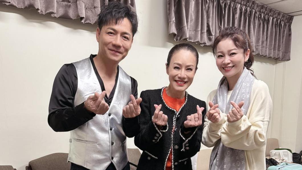 謝宜君（右）除了看老公表演，還搶看金佩姍飆金嗓。（圖／翻攝自謝宜君臉書）