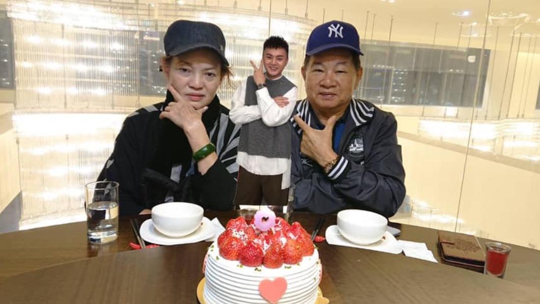 孝順的許富凱每年都會替雙親慶生，今年遭逢父喪的他，ˇ透過社群分享對爸爸的祝福。（圖／翻攝自許富凱臉書）