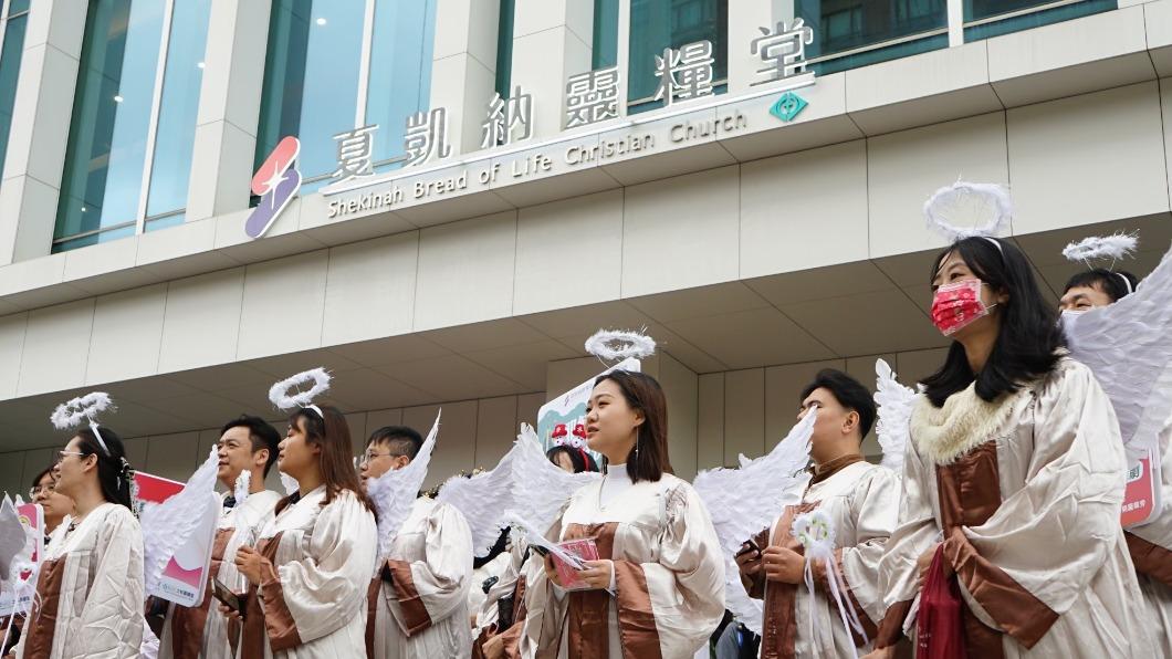 跨文化聖誕節報佳音『天使好忙,快閃大直』 真人大天使一秒將大直變成聖誕城。(圖/夏凱納靈糧堂提供)