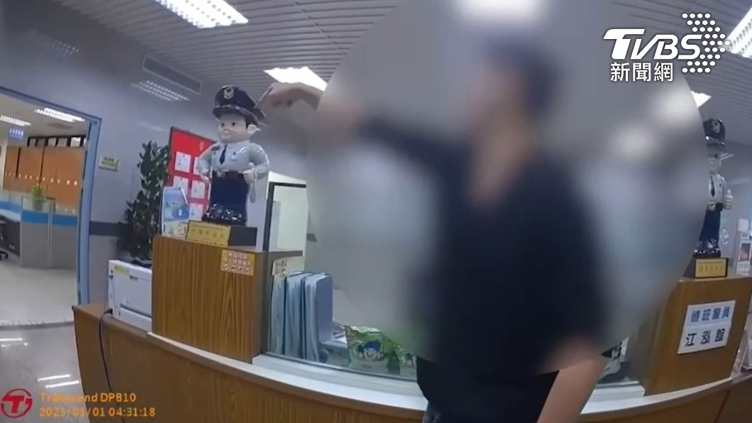 醉漢騷擾司機遭拒載 大鬧林口警局罵警「俗辣」下秒被壓制逮捕