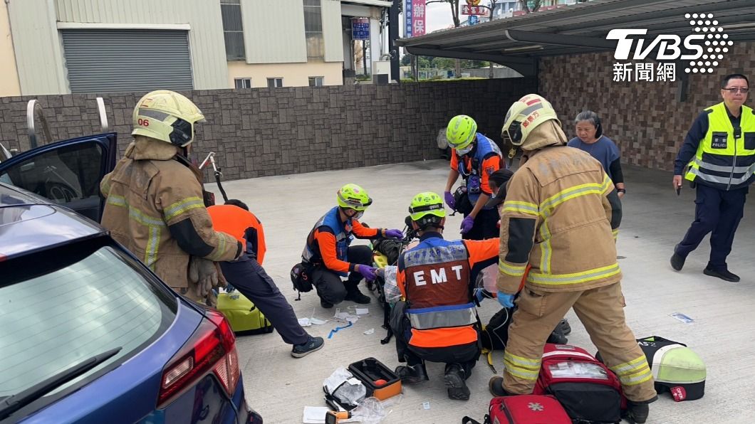 快訊/台南男駕車突撞工廠鐵門 當場無呼吸、警消聯手救回