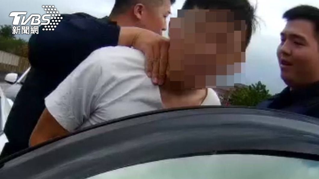 桃園男夾娃娃機前掏口袋竟掉出海洛因 不甩警通知到案遭包圍落網