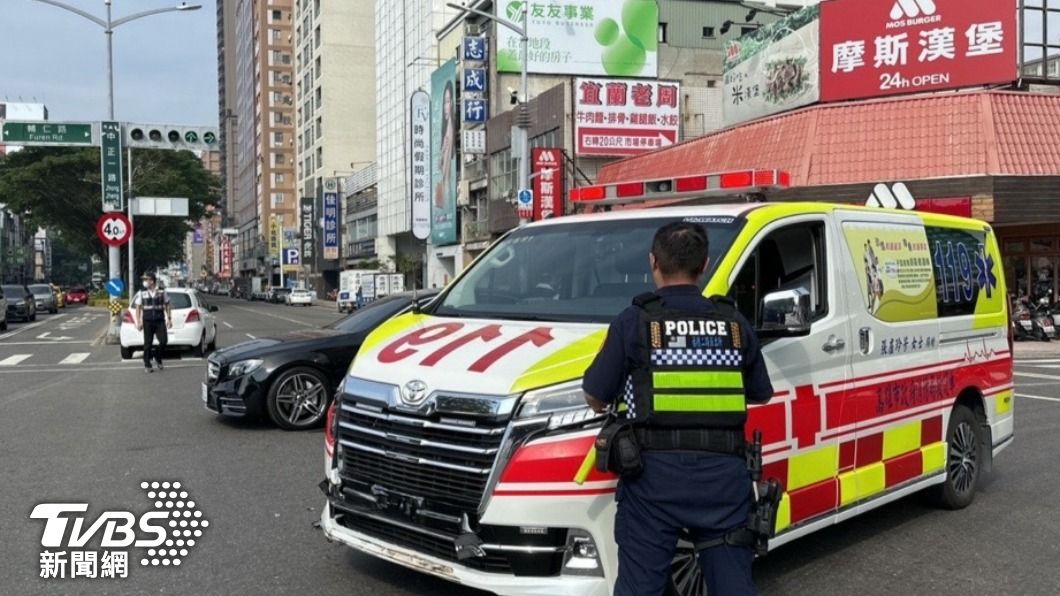 高雄女駕駛沒禮讓救護車 車頭「硬碰硬」撞上辯:沒聽到鳴笛