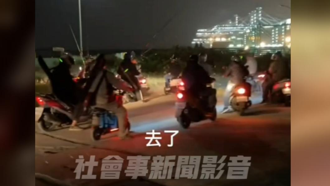 高雄釣客無視鐵絲網 闖禁釣區欲捕珍稀魚種警深夜驅趕