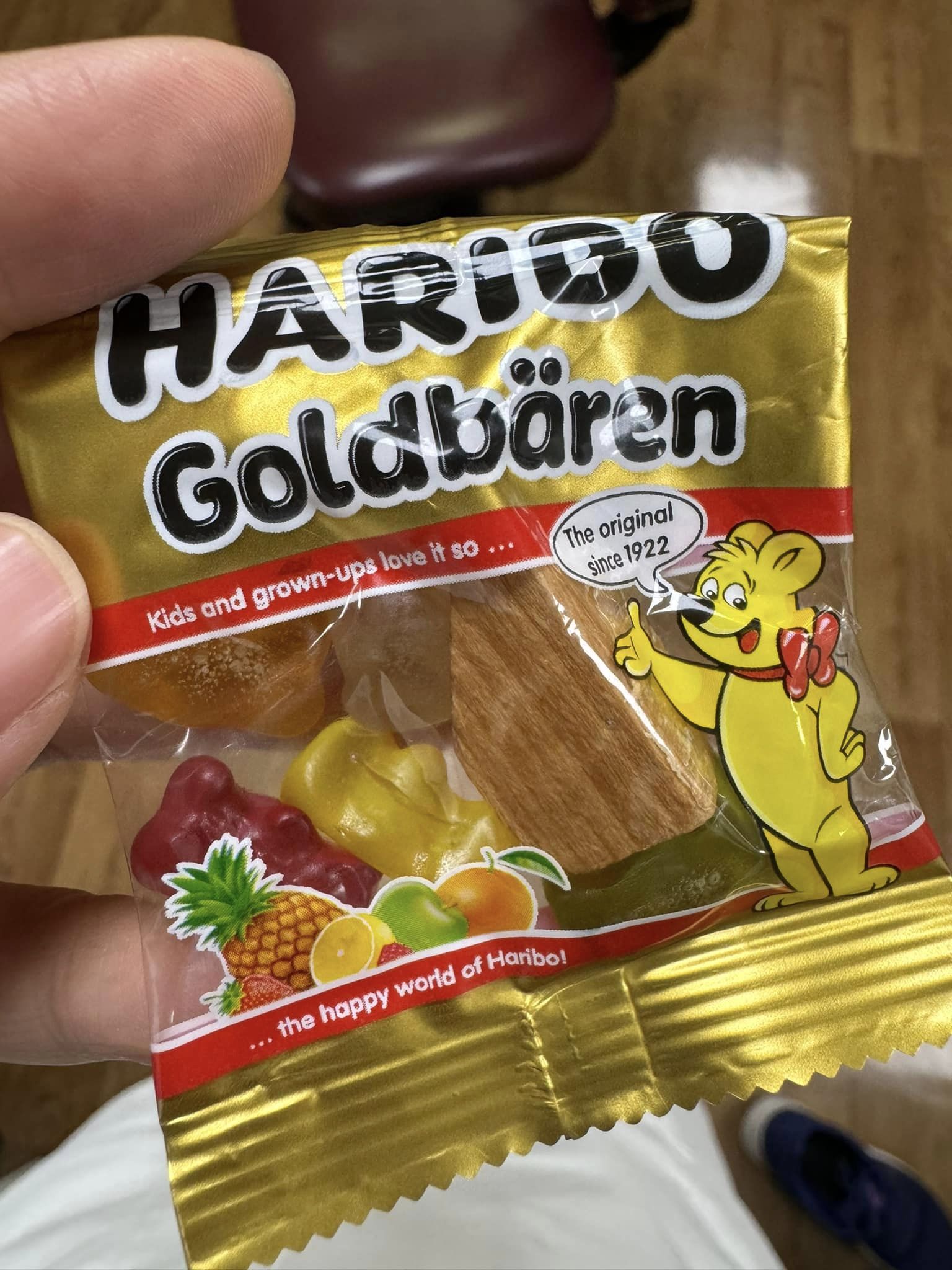 好市多小熊軟糖裡發現一塊木頭。(圖/翻攝自Costco好市多 商品經驗老實說臉書)
