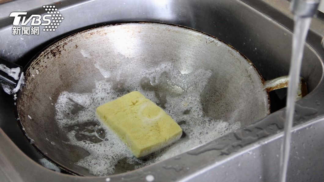 冷水洗熱鍋致癌?醫指1關鍵「煙霧不是最毒」 親吐恐怖原因