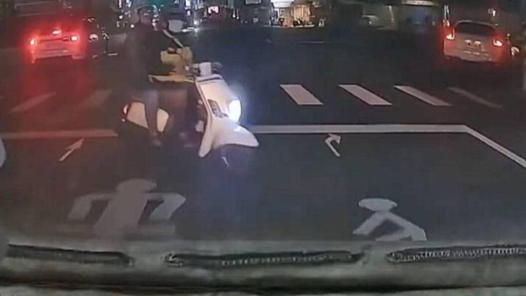 違停也要吃美食！鹿港交通亂象「汽車佔道機車逆向」險釀禍